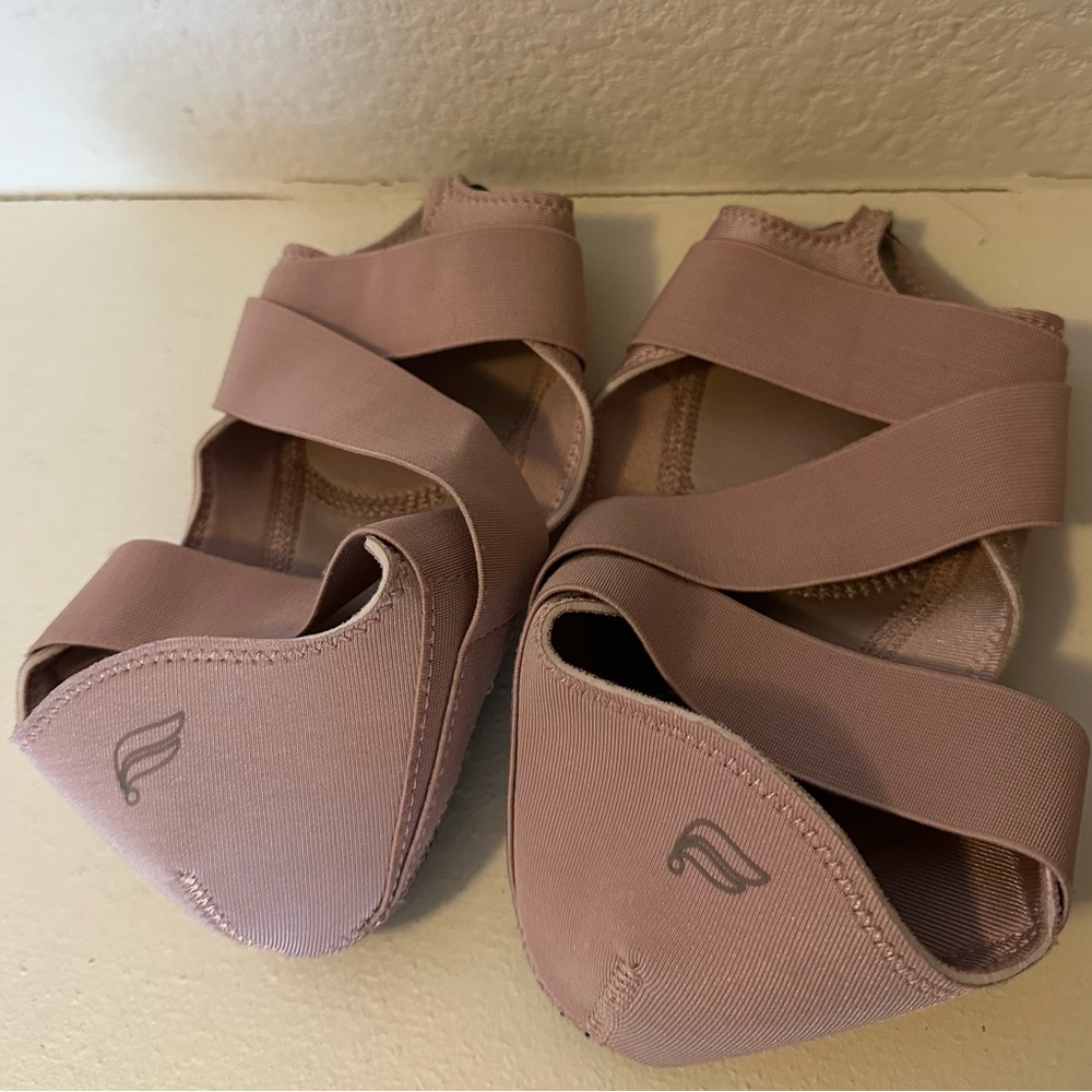 Fabletics Yoga Shoes/Socks size medium (7/8) new